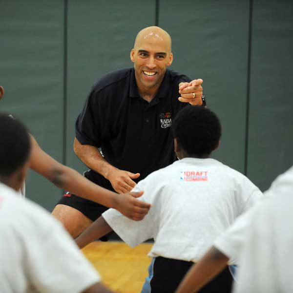 Pelicans assistant coach Fred Vinson to help coach Basketball Without